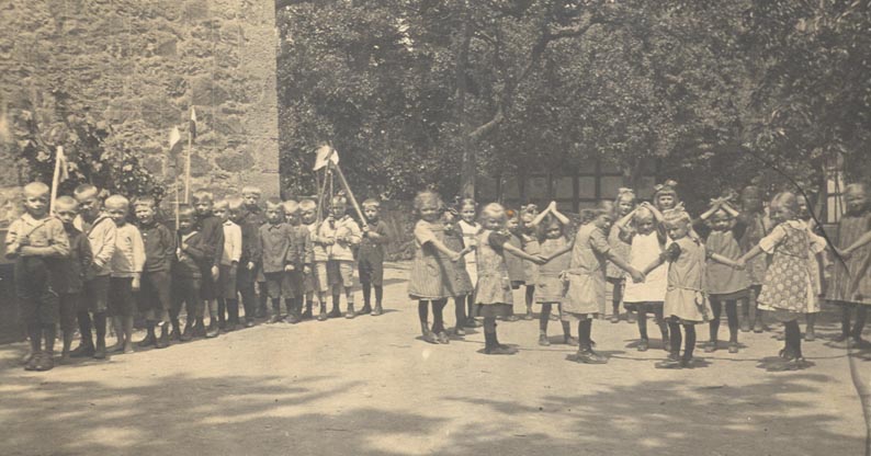 1927 vor der Oberwüstener Schule